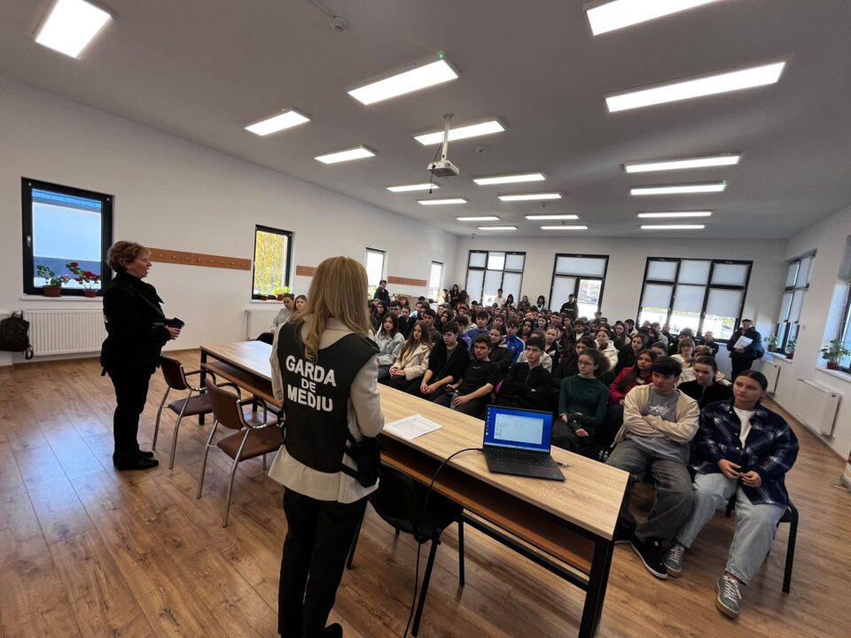 Educație pentru un viitor sustenabil – Elevii de la Liceul „Iorgu Vârnav Liteanu” Liteni, în dialog cu reprezentanții Gărzii Naționale de Mediu