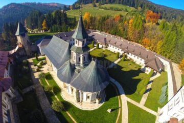 La Mănăstirea Putna, acatistele și pomelnicele pot fi transmise de credincioși și online