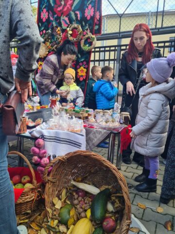 Târgul Toamnei la Grădinița cu Program Prelungit „Prichindel” Suceava – un eveniment al culorilor, tradițiilor și bucuriei copilăriei