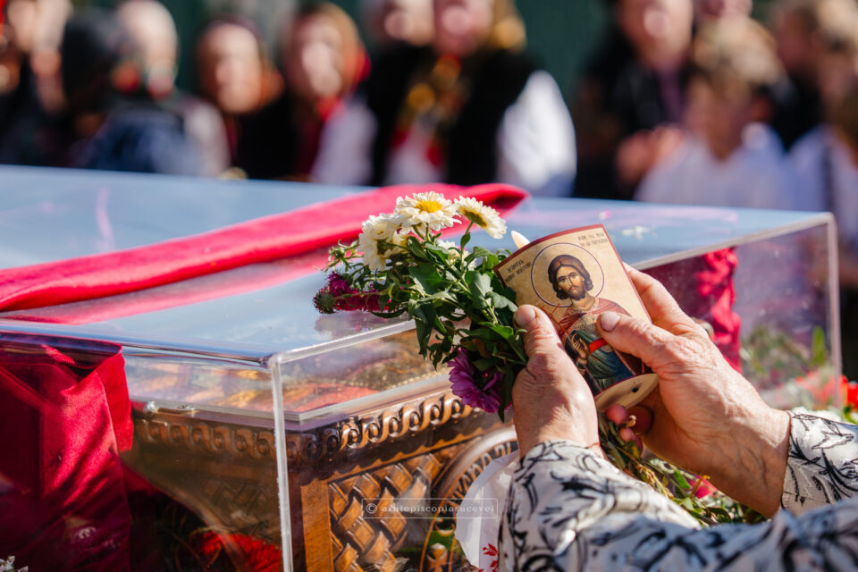 O nouă zi de procesiune cu moaștele Sfântului Mare Mucenic Ioan cel Nou de la Suceava, veghetorul spiritual neobosit al Bucovinei