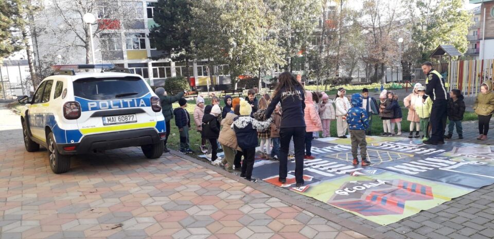 Peste 3.500 de elevi au participat la acțiuni de prevenire a accidentelor, organizate de Poliție