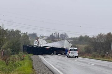 Accident cu doi morți pe E 85, după impactul între un autoturism și un autotren