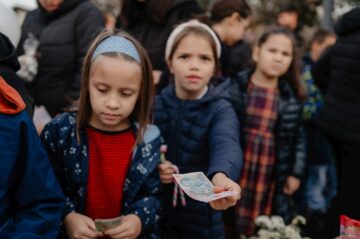 Elevii Școlii Nr. 1 Dumbrăveni s-au solidarizat pentru a sprijini o adolescentă bolnavă
