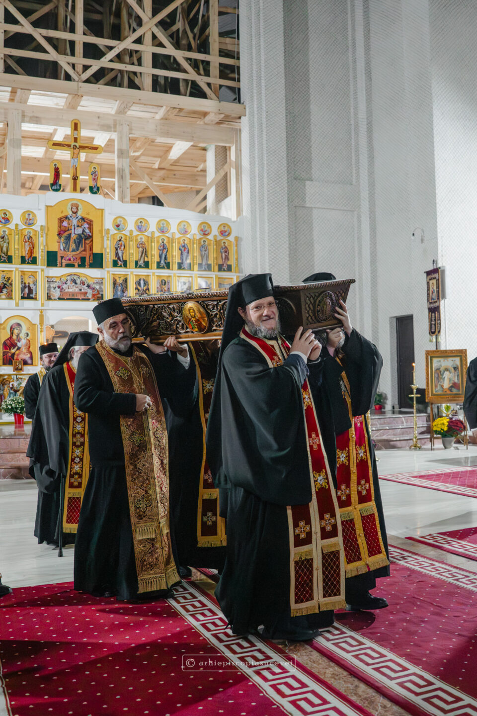 O nouă zi de procesiune cu moaștele Sfântului Mare Mucenic Ioan cel Nou de la Suceava, veghetorul spiritual neobosit al Bucovinei