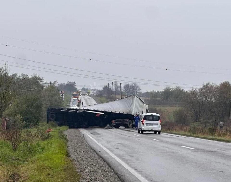 Un consilier local și un prieten al acestuia, morți după ce au fost măturați de remorca unui tir