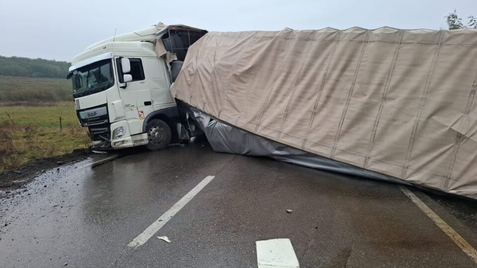 Un consilier local și un prieten al acestuia, morți după ce au fost măturați de remorca unui tir