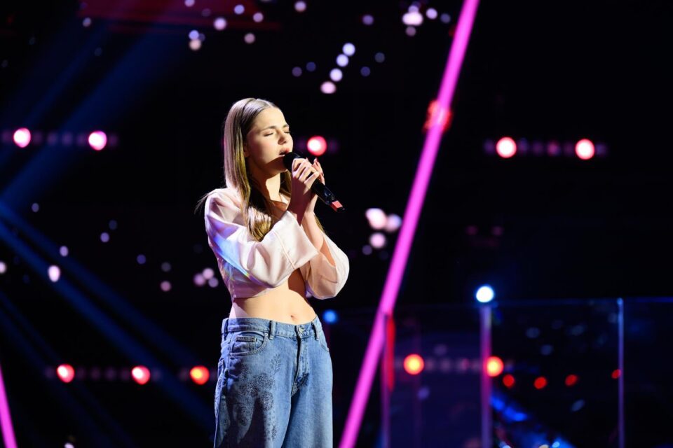 Suceveanca Alessia Pop a întors toate scaunele la Vocea României. A ales să meargă în echipa Theo Rose și Horia Brenciu
