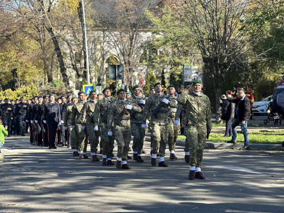 Exercițiul de mobilizare a rezerviștilor nu este „un semn de neliniște”, ci expresia unei țări „care vrea să fie în pace”, a transmis primarul Rîmbu, de Ziua Armatei