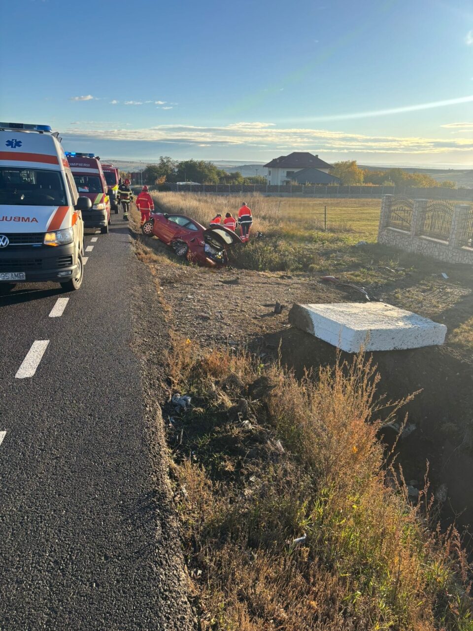 O femeie a ajuns la spital după ce mașina în care se afla a ajuns într-un șanț