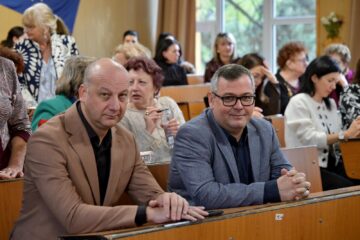 Cei doi vicepreședinți ai Consiliului Județean s-au reîntors, la moment aniversar, în băncile colegiului unde au fost elevi Cei doi vicepreședinți ai Consiliului Județean s-au reîntors, la moment aniversar, în băncile colegiului unde au fost elevi