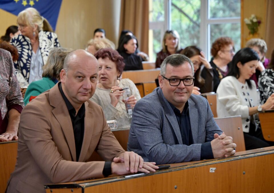Cei doi vicepreședinți ai Consiliului Județean s-au reîntors, la moment aniversar, în băncile colegiului unde au fost elevi Cei doi vicepreședinți ai Consiliului Județean s-au reîntors, la moment aniversar, în băncile colegiului unde au fost elevi
