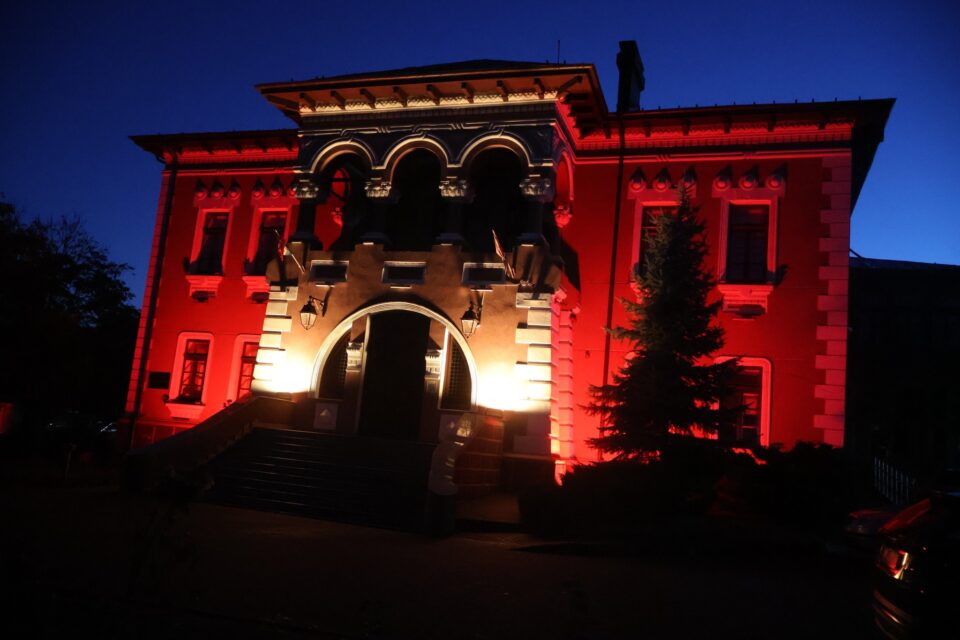 Municipiul Fălticeni s-a luminat în roșu pentru o lume fără poliomielită Municipiul Fălticeni s-a luminat în roșu pentru o lume fără poliomielită