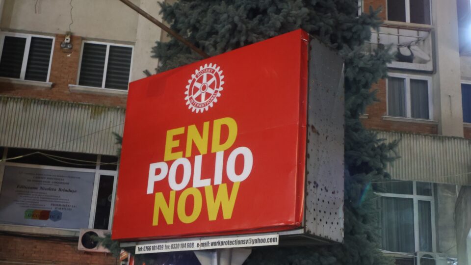 Municipiul Fălticeni s-a luminat în roșu pentru o lume fără poliomielită