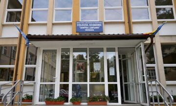 Cei doi vicepreședinți ai Consiliului Județean s-au reîntors, la moment aniversar, în băncile colegiului unde au fost elevi