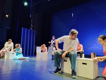 Un spectacol complex, polifonic, avangardist: „Cabaretul cuvintelorˮ, la Teatrul Municipal „Matei Vișniec” din Suceava