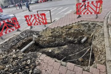 Săpătură neautorizată pe strada Universității, pentru care Primăria Suceava a aplicat marți sancțiune Săpătură neautorizată pe strada Universității, pentru care Primăria Suceava a aplicat marți sancțiune