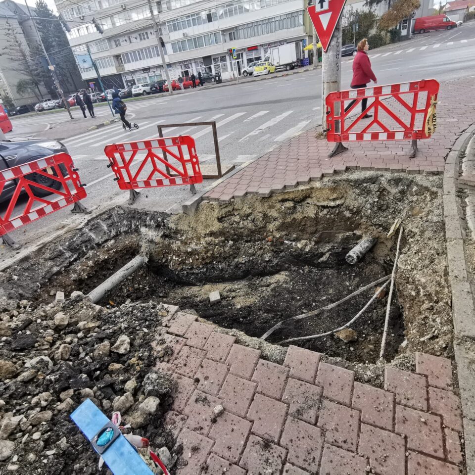 Săpătură neautorizată pe strada Universității, pentru care Primăria Suceava a aplicat marți sancțiune Săpătură neautorizată pe strada Universității, pentru care Primăria Suceava a aplicat marți sancțiune