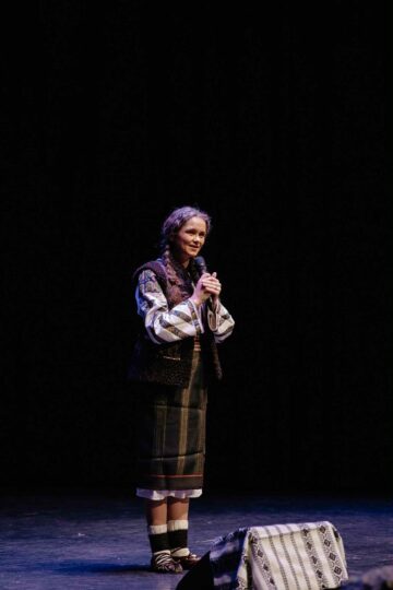 Spectacol folcloric aniversar susținut de Ansamblul „Suflet Bucovinean”, pe scena Teatrului „Matei Vișniec”
