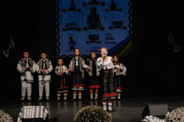 Spectacol folcloric aniversar susținut de Ansamblul „Suflet Bucovinean”, pe scena Teatrului „Matei Vișniec”