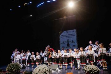 Spectacol folcloric aniversar susținut de Ansamblul „Suflet Bucovinean”, pe scena Teatrului „Matei Vișniec”