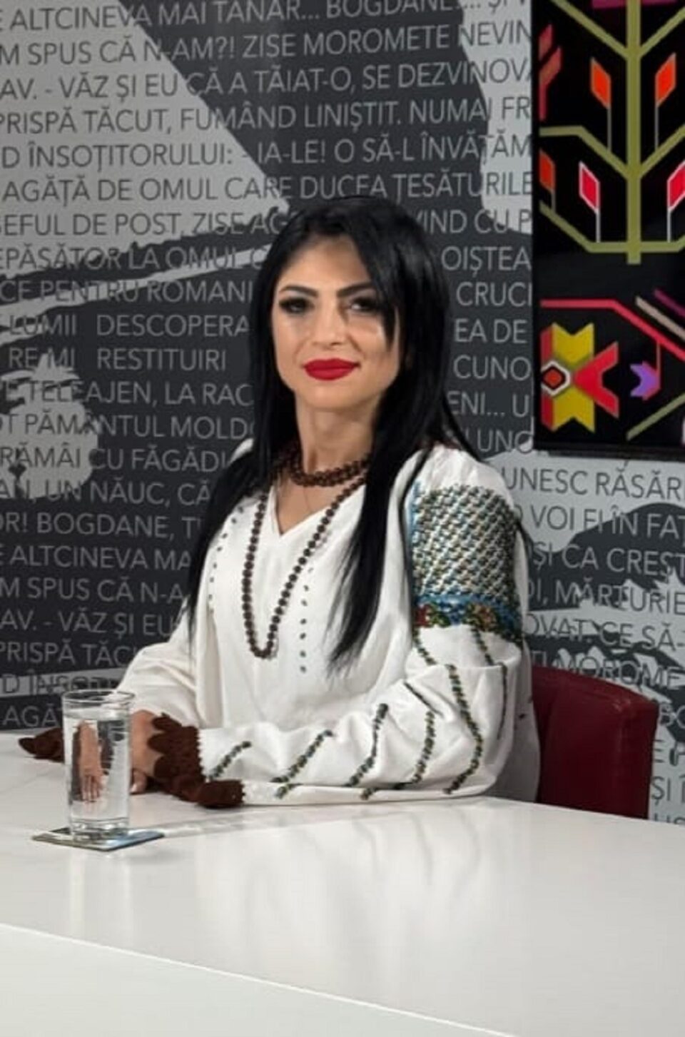 25 de costume tradiționale, marca „Port Străbun”, au ajuns la școala gimnazială din Trifești. Suceveanca Mihaela Florea a înființat aici Ansamblul „Plaiuri Negruzzene” 25 de costume tradiționale, marca „Port Străbun”, au ajuns la școala gimnazială din Trifești. Suceveanca Mihaela Florea a înființat aici Ansamblul „Plaiuri Negruzzene”