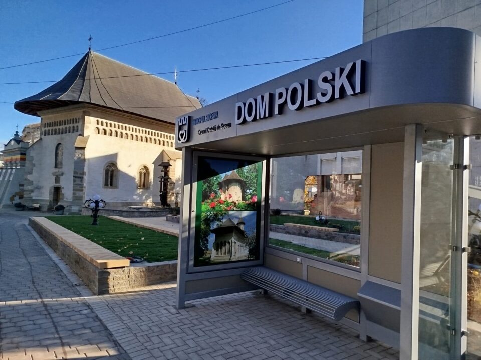 Prima stație amenajată pentru transportul metropolitan, cea de la Dom Polski – Biserica Învierii Prima stație amenajată pentru transportul metropolitan, cea de la Dom Polski – Biserica Învierii