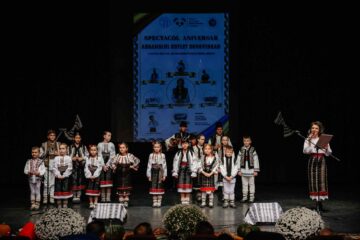 Spectacol folcloric aniversar susținut de Ansamblul „Suflet Bucovinean”, pe scena Teatrului „Matei Vișniec”