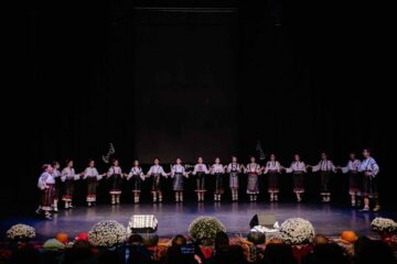 Spectacol folcloric aniversar susținut de Ansamblul „Suflet Bucovinean”, pe scena Teatrului „Matei Vișniec”