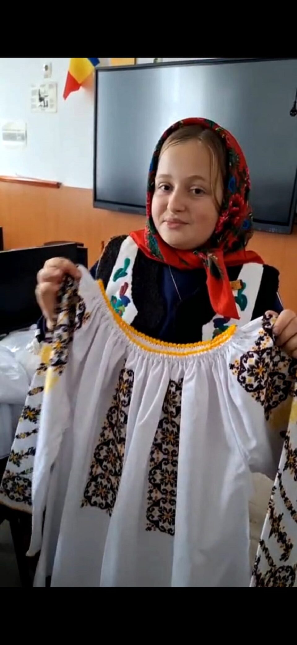 25 de costume tradiționale, marca „Port Străbun”, au ajuns la școala gimnazială din Trifești. Suceveanca Mihaela Florea a înființat aici Ansamblul „Plaiuri Negruzzene”