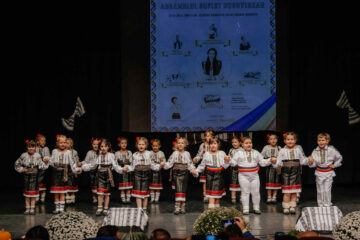 Spectacol folcloric aniversar susținut de Ansamblul „Suflet Bucovinean”, pe scena Teatrului „Matei Vișniec”