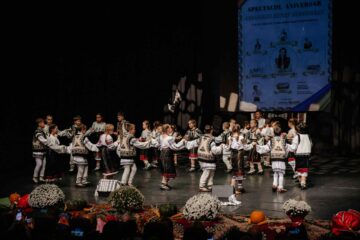 Spectacol folcloric aniversar susținut de Ansamblul „Suflet Bucovinean”, pe scena Teatrului „Matei Vișniec”