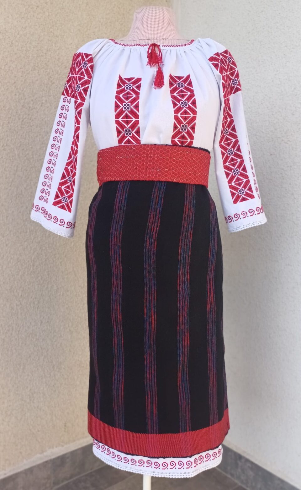 25 de costume tradiționale, marca „Port Străbun”, au ajuns la școala gimnazială din Trifești. Suceveanca Mihaela Florea a înființat aici Ansamblul „Plaiuri Negruzzene”