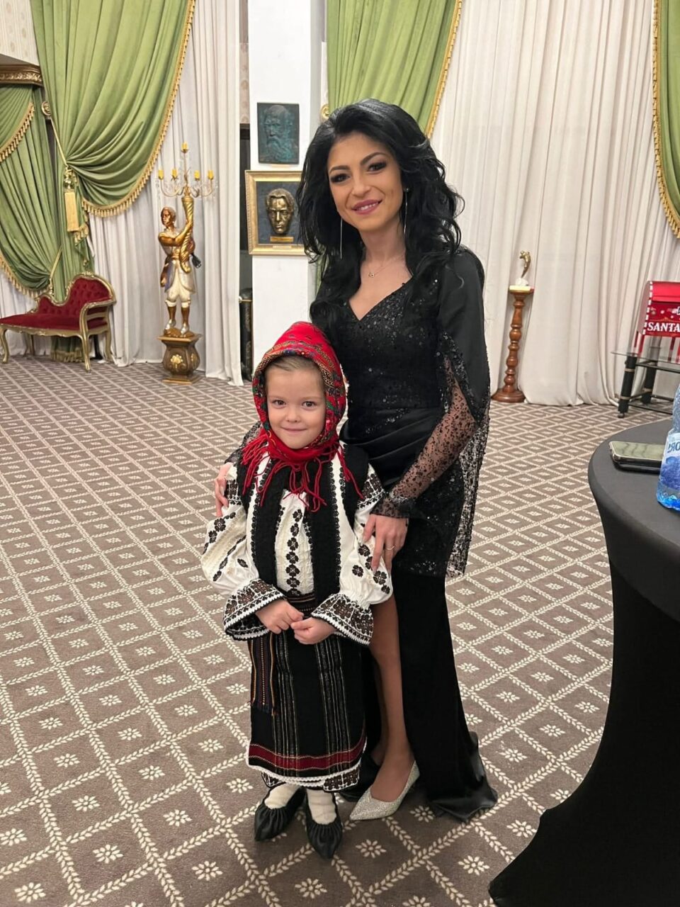 25 de costume tradiționale, marca „Port Străbun”, au ajuns la școala gimnazială din Trifești. Suceveanca Mihaela Florea a înființat aici Ansamblul „Plaiuri Negruzzene”