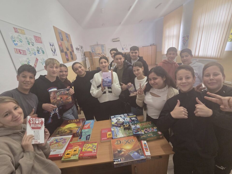 Elevi de la Știrbăț, premiați de Salvați Copiii, pentru lupta împotriva bullyingului