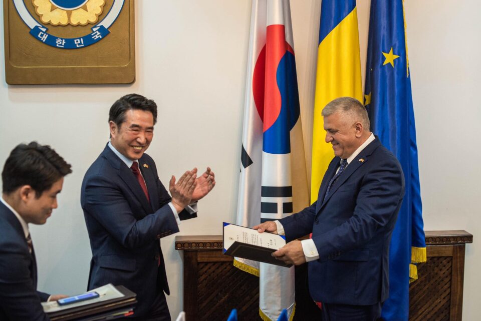 Ambasadorul Republicii Coreea în România, Excelența Sa Rim Kap-soo și consulul onorific Dumitru Mihalescul Ambasadorul Republicii Coreea în România, Excelența Sa Rim Kap-soo și consulul onorific Dumitru Mihalescul