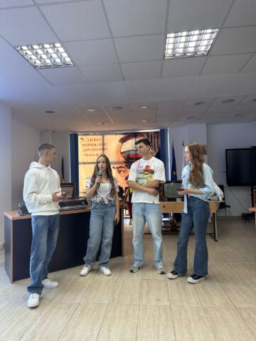 „Dansând prin timp”, o incursiune în istorie și cultura media, la Liceul Tehnologic din Vicovu de Sus