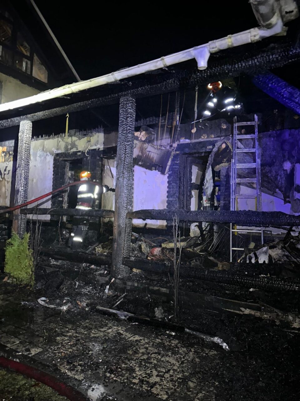 Gospodărie afectată de un incendiu plecat de la jarul căzut din centrala termică
