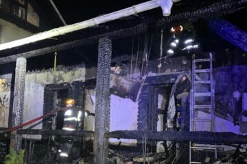 Gospodărie afectată de un incendiu plecat de la jarul căzut din centrala termică Gospodărie afectată de un incendiu plecat de la jarul căzut din centrala termică