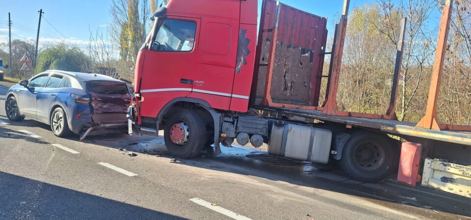 Coliziune între două camioane și un autoturism