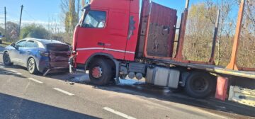 Coliziune între două camioane și un autoturism