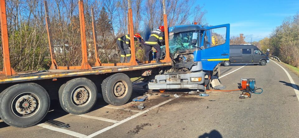 Coliziune între două camioane și un autoturism Coliziune între două camioane și un autoturism