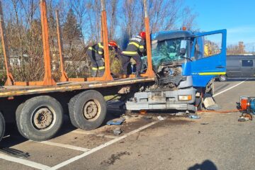 Coliziune între două camioane și un autoturism Coliziune între două camioane și un autoturism