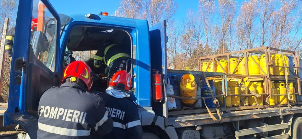 Coliziune între două camioane și un autoturism