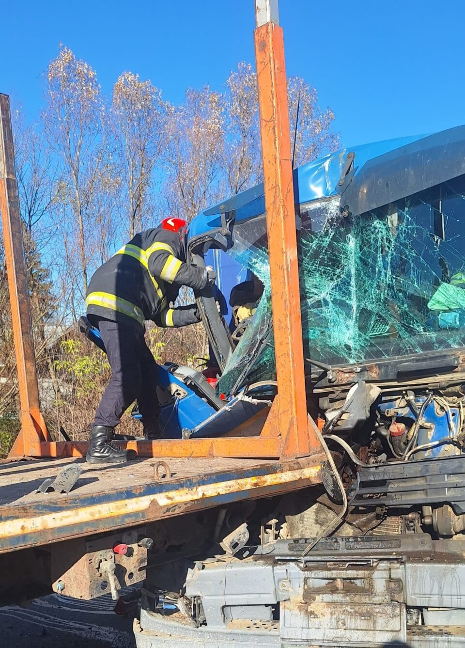 Coliziune între două camioane și un autoturism