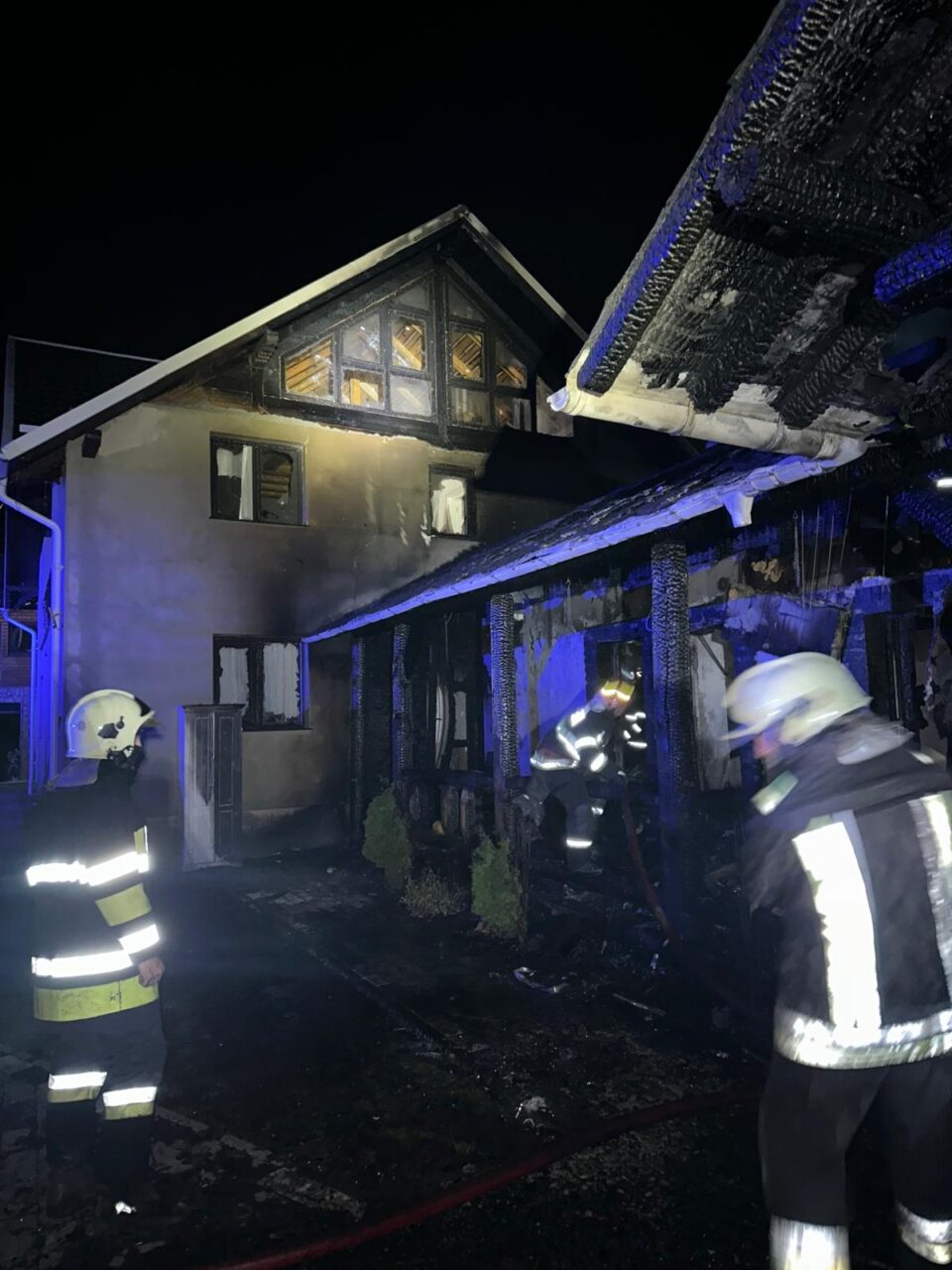 Gospodărie afectată de un incendiu plecat de la jarul căzut din centrala termică