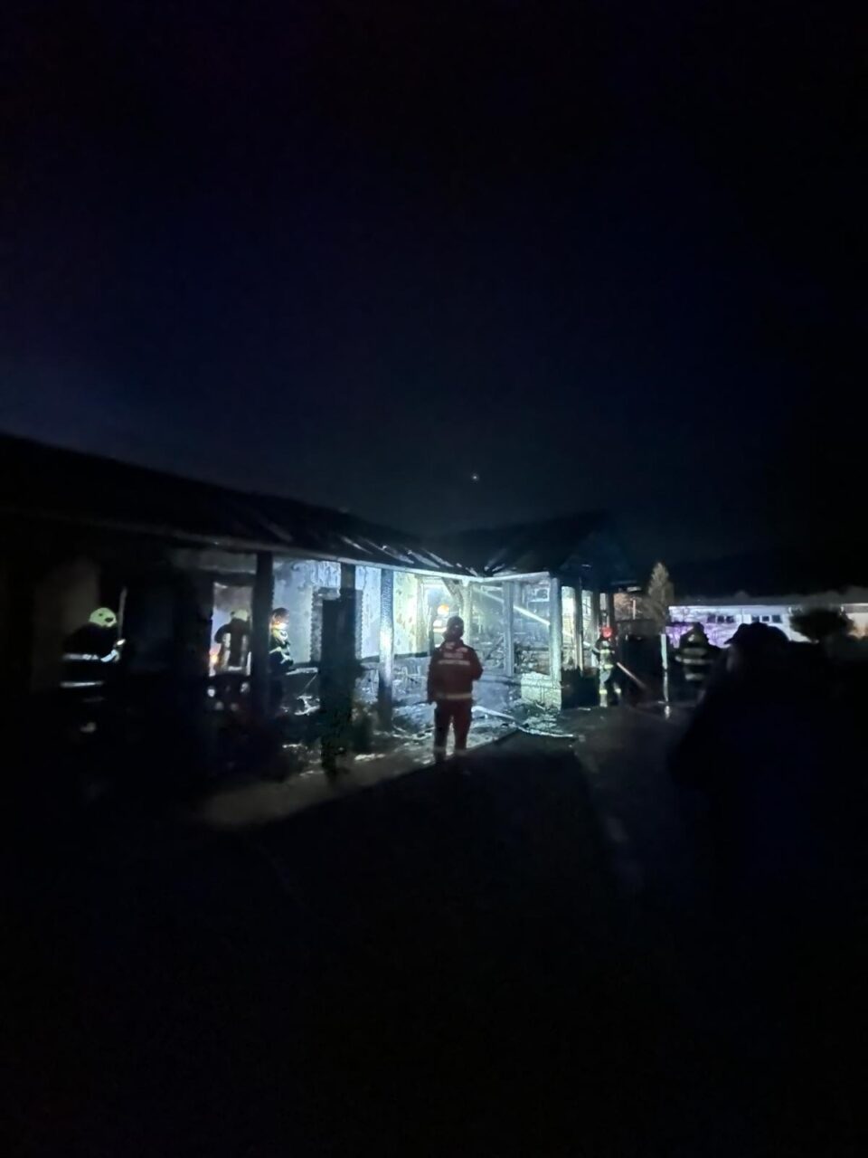 Gospodărie afectată de un incendiu plecat de la jarul căzut din centrala termică