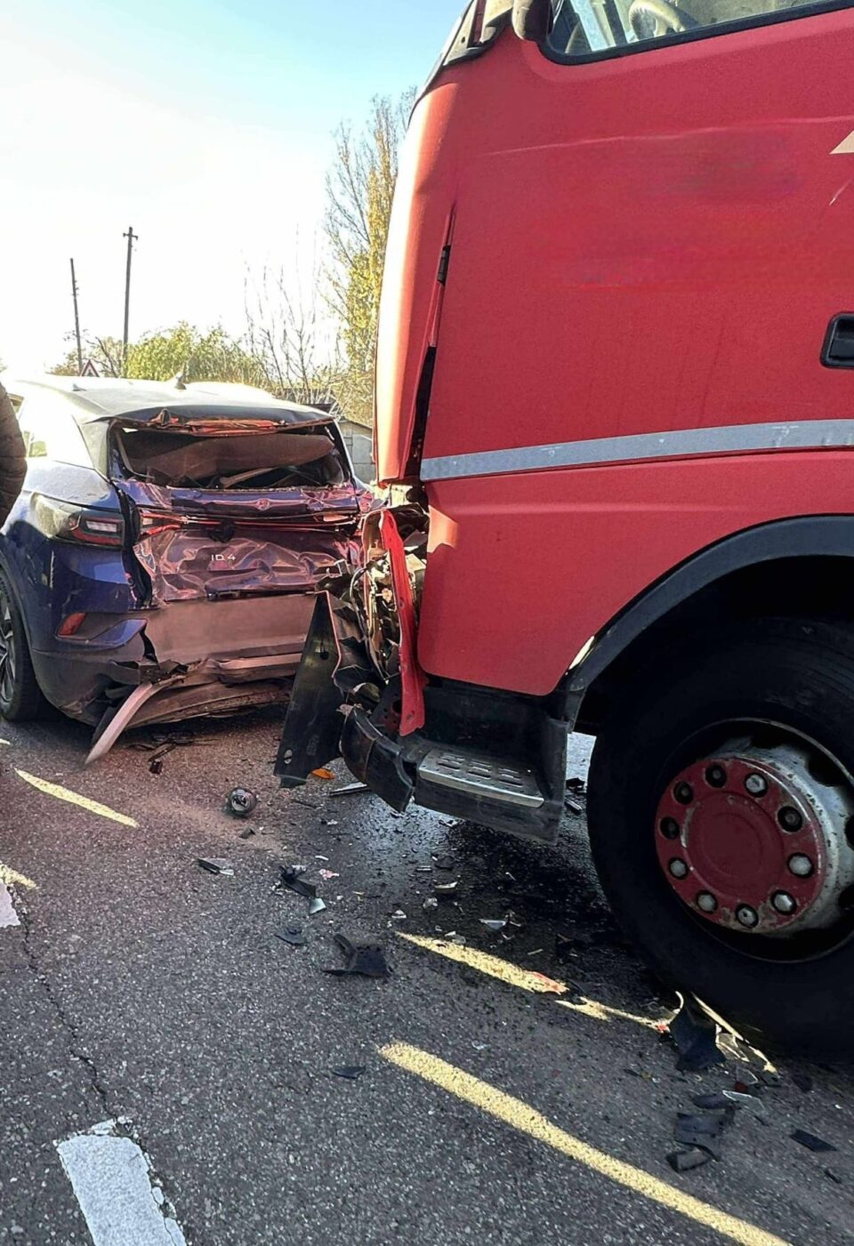 Coliziune între două camioane și un autoturism