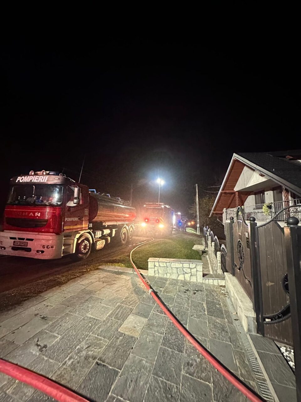 Gospodărie afectată de un incendiu plecat de la jarul căzut din centrala termică