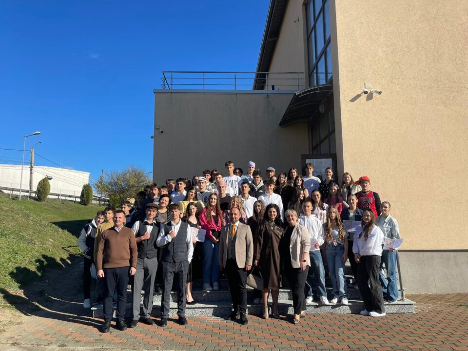 „Dansând prin timp”, o incursiune în istorie și cultura media, la Liceul Tehnologic din Vicovu de Sus „Dansând prin timp”, o incursiune în istorie și cultura media, la Liceul Tehnologic din Vicovu de Sus