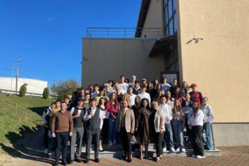 „Dansând prin timp”, o incursiune în istorie și cultura media, la Liceul Tehnologic din Vicovu de Sus